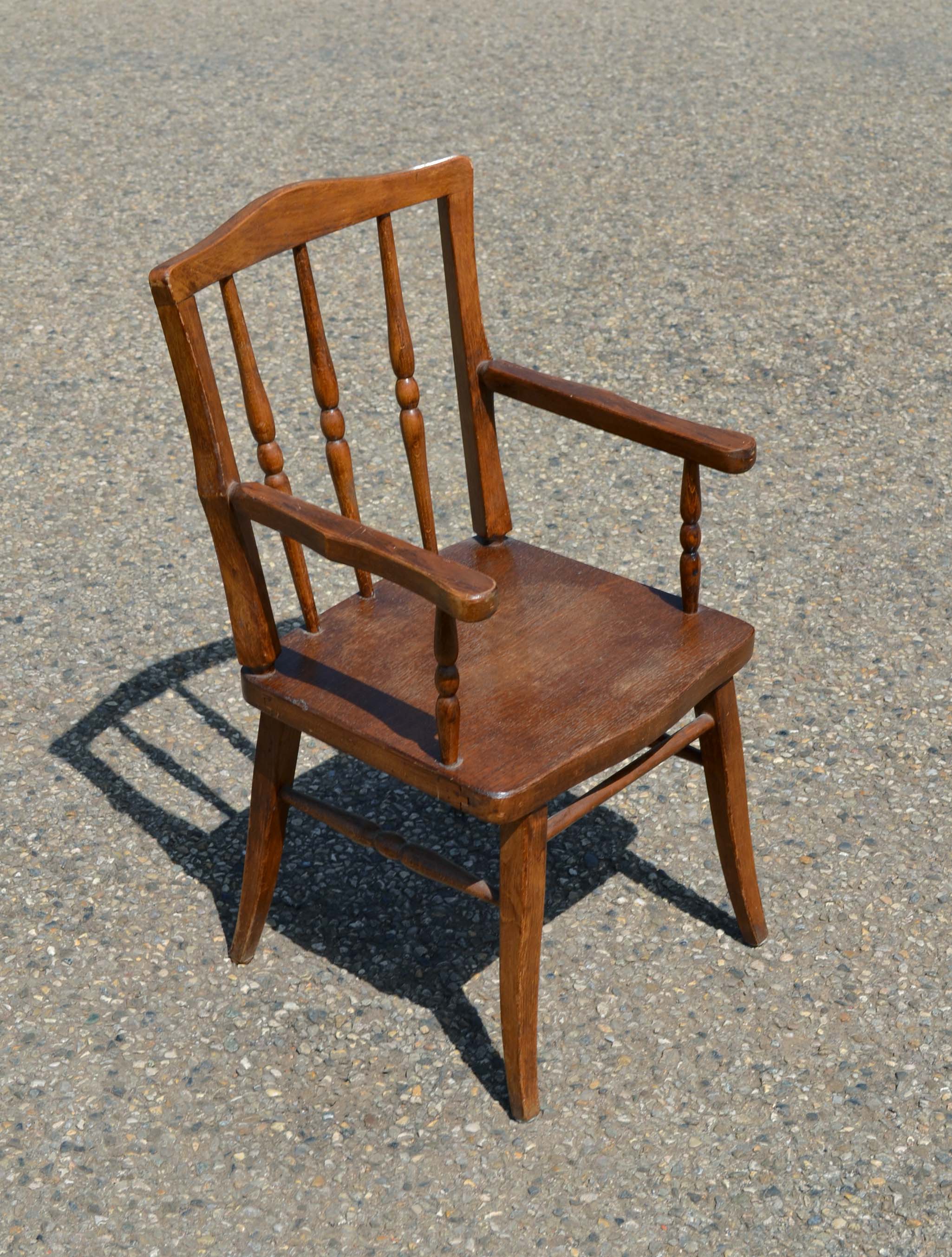 Petite chaise enfant ancienne en bois massif tourné naturel