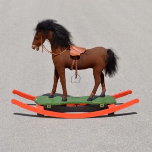 ancien cheval à bascule rembourré vendu par Franz Carl Weber. 2 possibilités : Modification sur roulettes, ou alors bascule.
