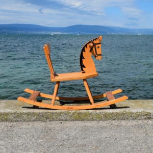 Cheval à bascule de bébé vintage en bois, avec dossier. Ressemble aux modèles créés par Wisa-Gloria. Mais autre marque, peut-être allemande.