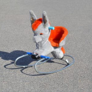 Cheval à bascule des années 1960 de marque Clairbois. Revêtement en "moumoute" orange et grise.
