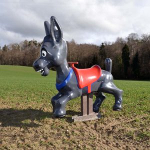 Sujet de manège des années 1960, en forme d'âne Bourriquet en polyester. S'inspire de l'âne de Walt Disney, mais avec les oreilles dressées.