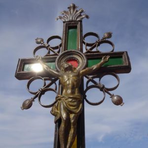 grand crucifix en fer forgé, avec incrustations en verre, et Christ en fer forgé