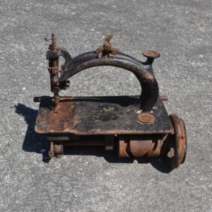 vieille machine à coudre Peugeot Audincourt 1870-1880