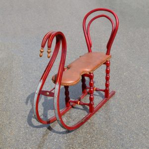 Luge ancienne traineau vers 1900 en bois peint en rouge bordeaux. Avec dossier de chaise de bistrot Thonet. Modèle pour enfants