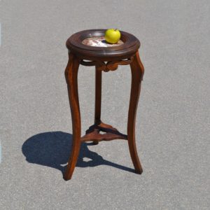 Petite sellette porte potiche de style Napoléon 3. Dessus avec marbre rond incrusté, et piètement tripode en bois teinté.