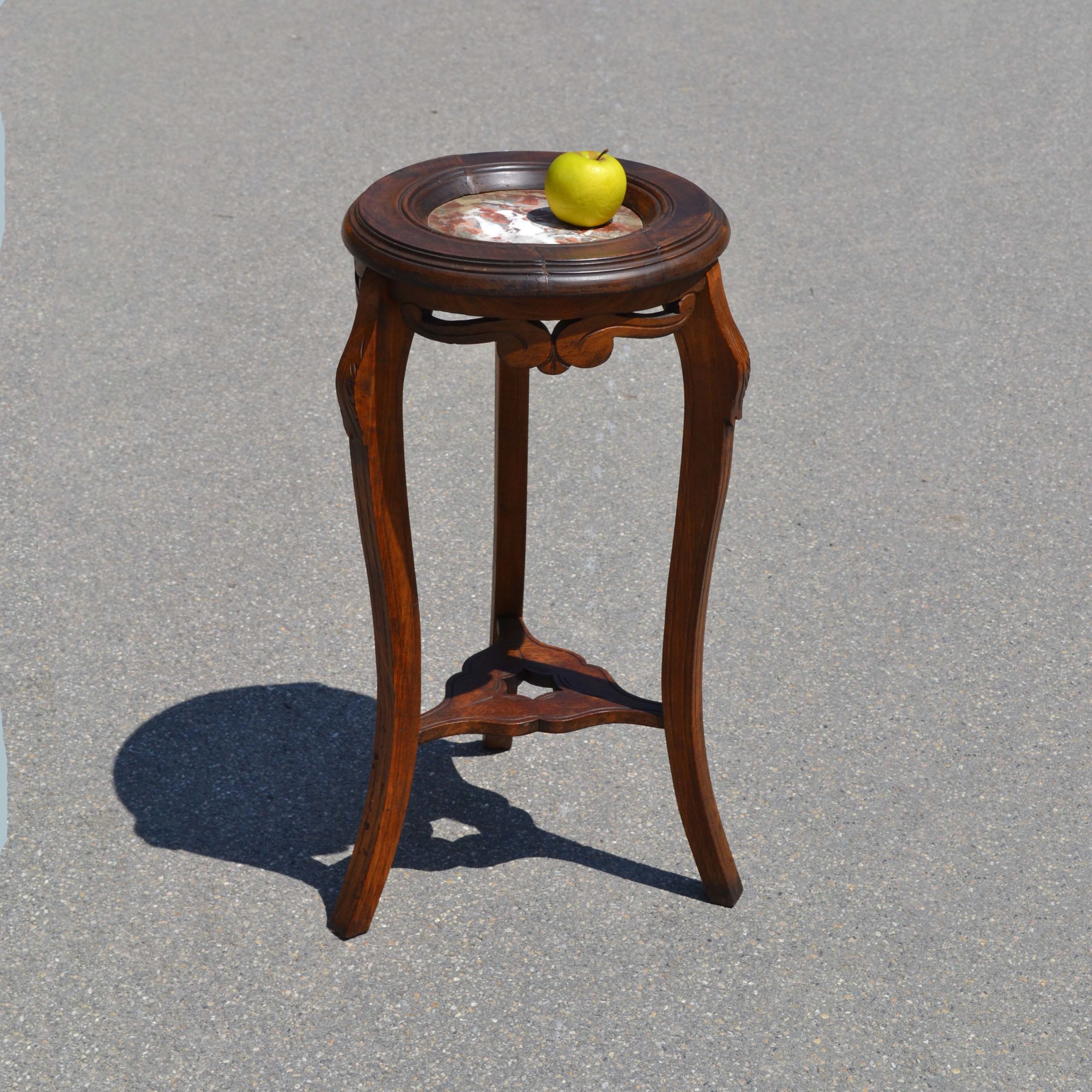 Petite sellette porte potiche de style Napoléon 3. Dessus avec marbre rond incrusté, et piètement tripode en bois teinté.