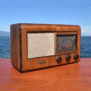 Poste de radio Suisse de marque Sondyna, modèle Fidelio. Année 1948