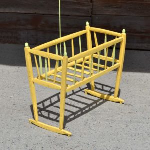 ancien berceau en bois de la fin du 19ème. Repeint en jaune