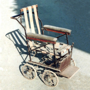ancien fauteuil roulant des années 1920 à 30. Pour personne en situation de handicap