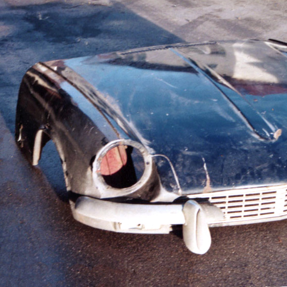 face avant capot moteur de Triumph Spitfire Mk3. Pièce détachée vintage. Vorderseite Motorhaube von Triumph Spitfire Mk3. Vintage-Ersatzteil.