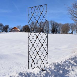 grande grille de porte en fer forgé au style des années 1940