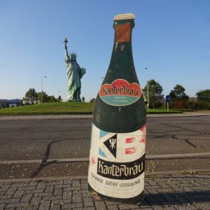 Bouteille géante de 190cm, publicité sur panneau peint à la main, pour faire la publicité de la bière Kanterbrau
