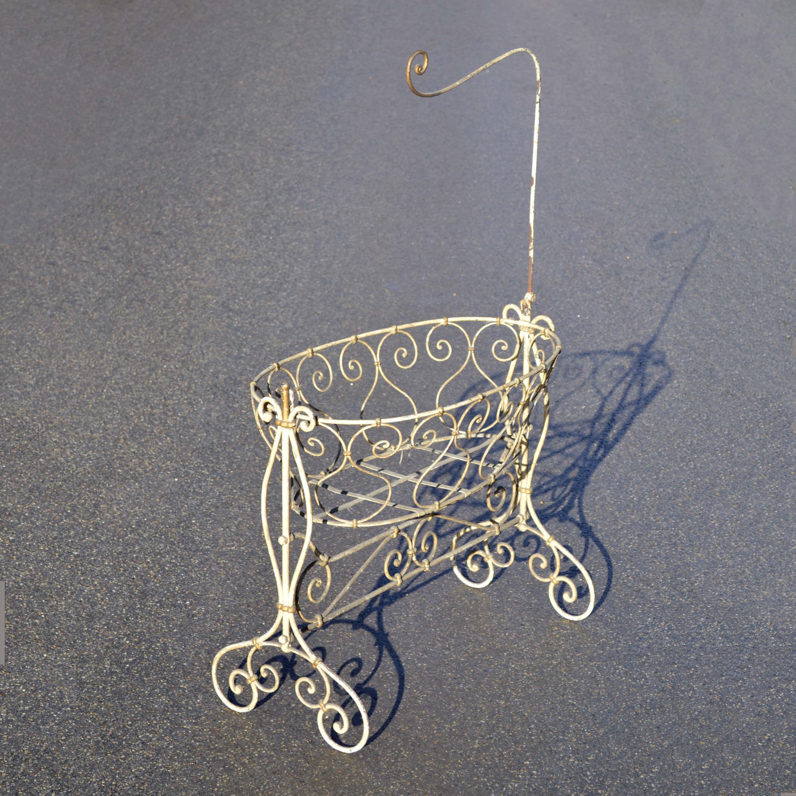 ancien berceau de bébé ou poupée, fer forgé 1900. Modèle moyen format, fin 19ème, début 20ème. Nacelle ovale pivotante. Avec potence porte moustiquaire.