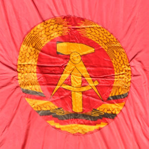 Ancien drapeau de l'Allemagne de l'Est. D'avant la chute du mur de 1989. Avec le logo de la DDR, du compas et du marteau.
