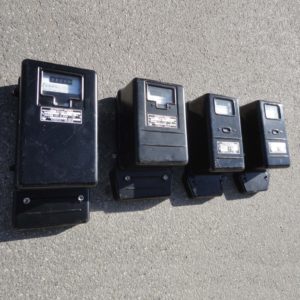 compteurs électriques Suisses des années 1950. Fabriqués par Sodeco Genève, et Landis & Gyr Zoug. Avec carter en tôle