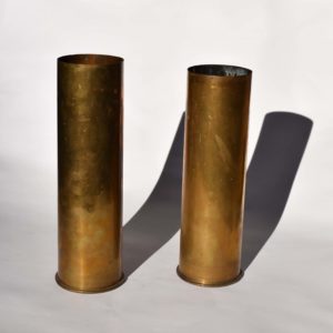Douilles d'obus militaires de 105mm de diamètre. De la première et 2ème guerre mondiale, (WW1 et WW2). Pour collectionneur de militaria.