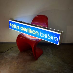+plus Oerlikon batterie. Enseigne lumineuse pour la marque Suisse de batteries automobiles accumulateurs