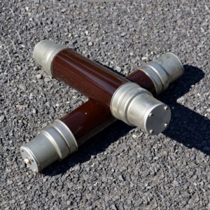 Gros fusibles disjoncteurs industriel en porcelaine brune 24'000 volts