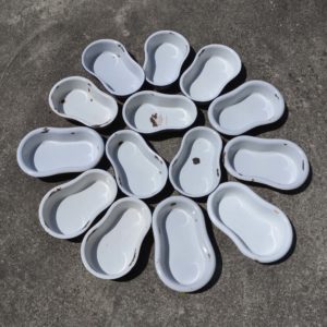 bassins de bidet, pour se laver le cul. En tôle émaillée, des années 1920 à 30