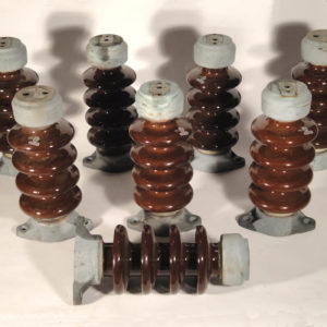 Isolateurs électriques haute tension en céramique brune. De fabrication Suisse par Langenthal et datés de 1977