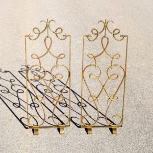 paire de petites grilles avec pattes de support. Fer forgé 1940's paravents ou pare-étincelles