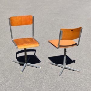 2 chaises scolaires Suisses vintage dépareillées pied en croix. Vintage Schweizer Schulstühle.
