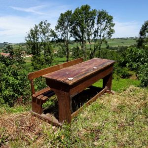 Ancien pupitre scolaire double avec banc attaché au bureau. Donc meuble monobloc en bois vers 1900, pour des enfants de 5 à 6 ans