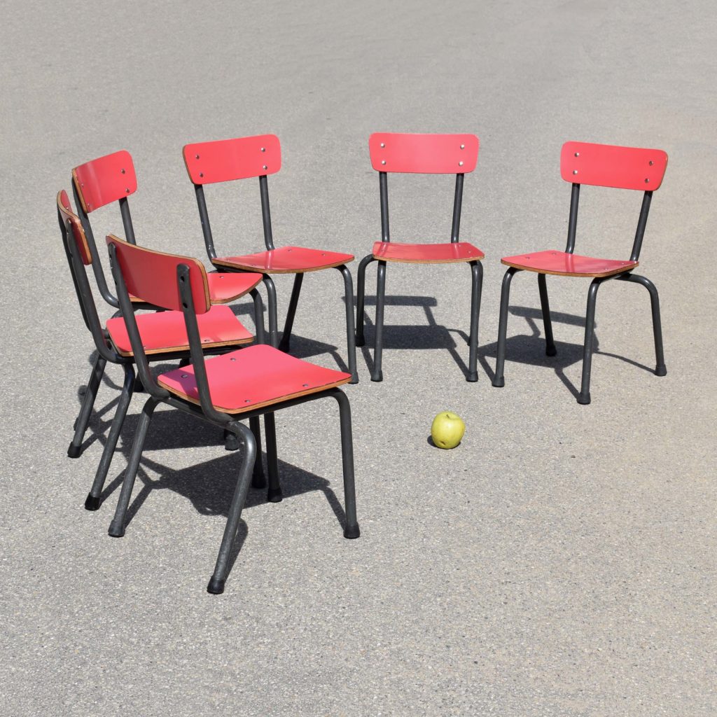 Chaises d'école enfantine seventies empilables roses. Lot de 6 sièges d'école maternelle 1970's assises en Formica et structure tubulaire grise.