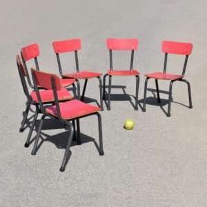 Chaises d'école enfantine seventies empilables roses. Lot de 6 sièges d'école maternelle 1970's assises en Formica et structure tubulaire grise.
