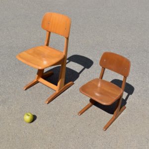chaises scolaires vintage en bois de marque Casala. 2 tailles différentes. Assise en port-à-faux, proviennent d'école Suisse.