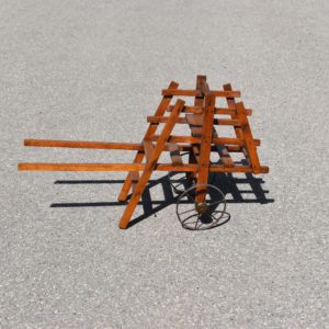 Ancienne charrette à bras de poupée début du siècle. Vieux jouet d'enfant vers 1900, en bois, avec roues en fer. Pour promener des poupées