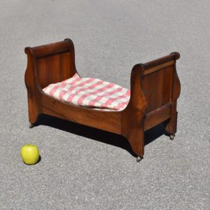 Ancien lit de poupée en bois de style Louis-Philippe. Jouet d'enfant de la fin du 19ème. Alte Kinder Puppen Bett