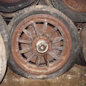Ancienne roue automobile à rayons en bois de la marque Cadillac, vers 1922