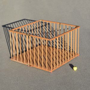 Parc pour bébé vintage seventies pliant avec barreaux en bois. Modèle pliable avec fond en panneau, couleur naturelle.