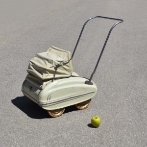 Poussette de poupée de marque Helvétia des années 1950. Caisse en tôle, couleur beige pistache vert pale. Avec capote pliante.