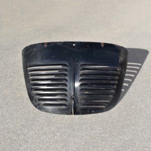 Coffre arrière capot moteur noir de Renault 4cv pièce détachée d'époque. Pour déco, ou rénovation automobile.