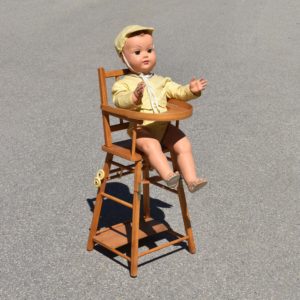 Fauteuil transformable de poupée jouet en bois vintage. Jouet en bois ancien des années 1950 à 60. Alte Puppen Stühl Kinderspielzeug.