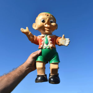 Figurine Pinocchio de 40cm de haut, des années 1960. En plastic mou, latex. Jouet d'enfant sixties, articulé, avec jambes et bras mobiles.