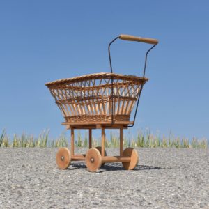 petit landau de poupée en osier 1950's. Jouet d'enfant petite poussette avec roues en bois. Alte Kinder Spielzeug Kinderwagen 1950er Jahre.