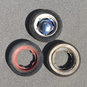 Roues de secours de Renault 4cv pièces détachées jantes anciennes. Oldtimer Renault Heck Räder Erzatsteile.