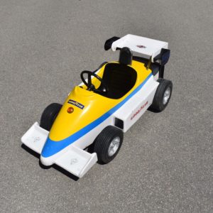 Voiture de manège Formule 1 en polyester des années 1980. Williams FW10 année 1985. Couleur blanc jaune bleu. Fabricant Giordani.