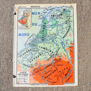Carte physique du Benelux plastifiée. Planche pédagogique vintage d'école Française. Sur une face, la carte physique, et sur l’autre face, la carte économique et politique.