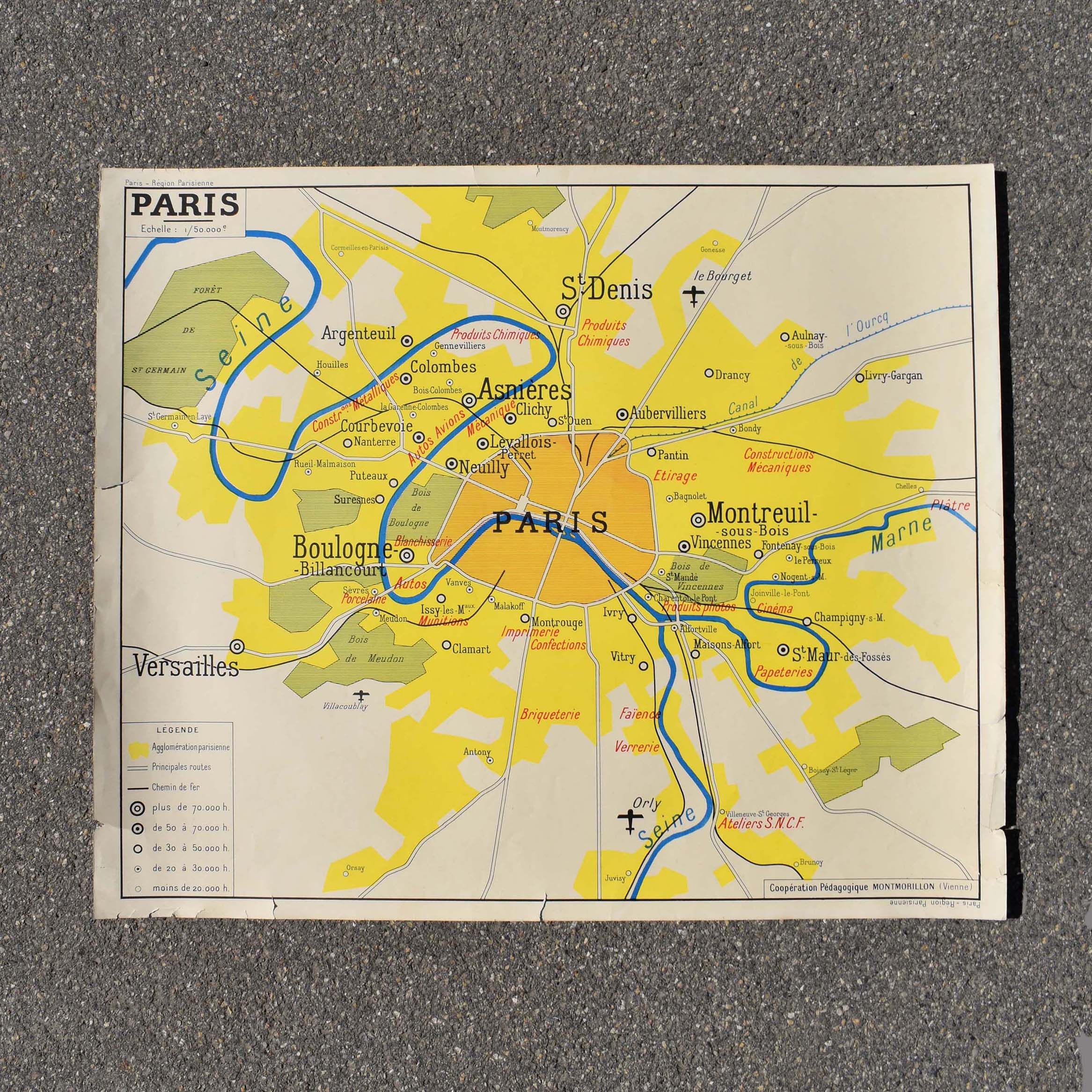 Plan de Paris planche pédagogique murale vintage. Carte scolaire d'école française. imprimée sur papier cartonné. Paris, et petite couronne. Édition: Coopération pédagogique Montmorillon