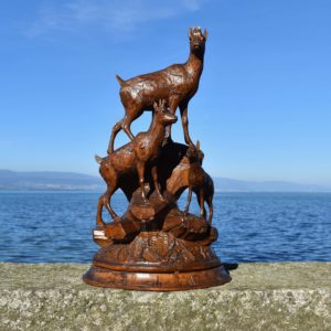 Sculpture rustique ancienne 3 chamois sculptés sur un socle. Style Suisse Brienz