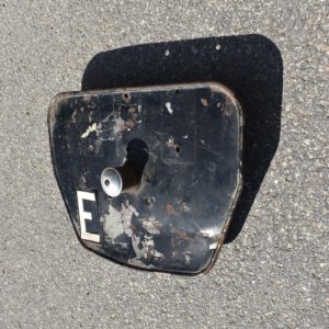 Porte-plaque minéralogique années 1950 de Renault 4cv. Pièce détachée ancienne d'origine. De forme trapézoïdale