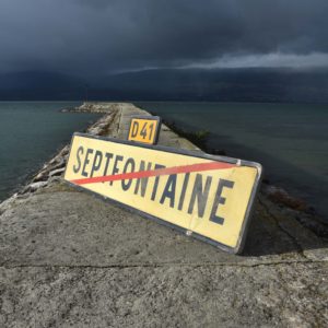 Septfontaine village du Doubs. Panneau de signalisation vintage daté de 1976. De fin de localité.