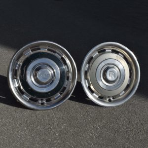 Enjoliveurs chromés chromed hubcaps Bentley Rolls-Royce années 1970. A recycler en déco murale vintage garage.