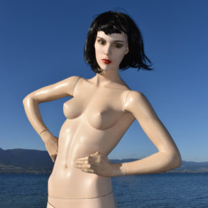 mannequin femme eighties label Schläppi. Position décontractée, avec les bras sur les hanches