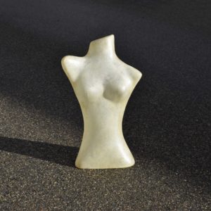 petit buste féminin stylisé de présentation des années 1960 en polyester