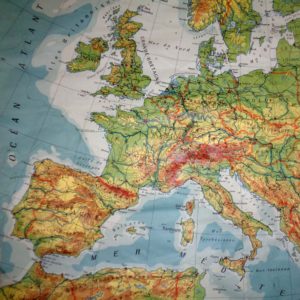 Carte Europe murale scolaire. Édition Suisse Kümmerly et Frey. Des années 1960 à 70. Grand format, état moyen, à rénover, pour bricoleur.